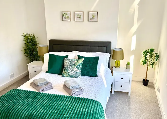2-Bedroom House In Cheltenham Town Centre